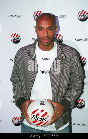 Arsenal und Frankreichs Fußballnationalspieler Thierry Henry halten am 7. November 2006 eine Pressekonferenz für seinen neuen Sponsor Reebok in Paris, Frankreich, ab. Foto von Nicolas Gouhier/Cameleon/ABACAPRESS.COM Stockfoto