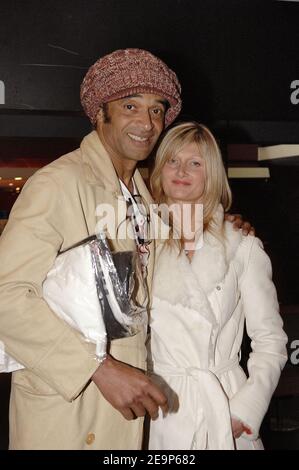 Yannick Noah und seine Frau Isabelle Camus nehmen an der Premiere von "C'est beau une ville la nuit" Teil, die am 07. November 2006 im UGC Les Halles in Paris, Frankreich, stattfand. Foto von Giancarlo Gorassini/ABACAPRESS.COM Stockfoto