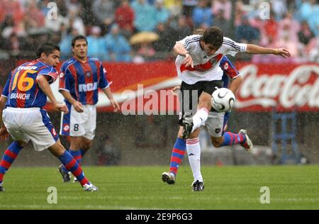 River Plate's Franco-Argentinier Gonzalo Higuain beim Fußballspiel River Plate gegen San Lorenzo im River Stadium in Buenos Aires, Argentinien 2006. River Plate gewann 5-0. Foto von Bertrand Mahe/Cameleon/ABACAPRESS.COM Stockfoto