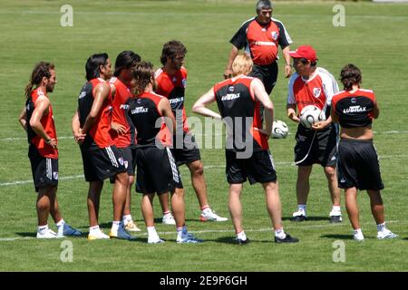 Der Franco-Argentinier Gonzalo Higuain von River Plate beim Training mit seinen Teamkollegen am 31. Oktober 2006 in Buenos Aires, Argentinien. Foto von Bertrand Mahe/Cameleon/ABACAPRESS.COM Stockfoto