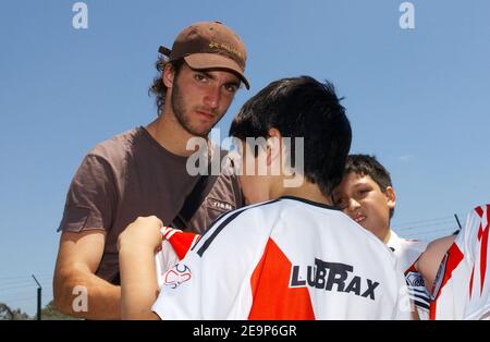 River Plate's Franco-Argentinier Gonzalo Higuain signiert Autograph in Buenos Aires, Argentinien im Jahr 2006. Foto von Bertrand Mahe/Cameleon/ABACAPRESS.COM Stockfoto