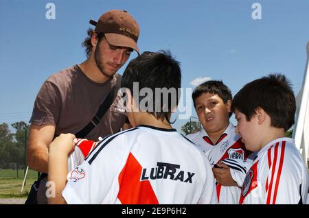 River Plate's Franco-Argentinier Gonzalo Higuain signiert Autograph in Buenos Aires, Argentinien im Jahr 2006. Foto von Bertrand Mahe/Cameleon/ABACAPRESS.COM Stockfoto