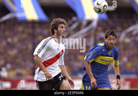 River Plate's Franco-Argentinier Gonzalo Higuain beim Fußballspiel River Plate gegen Boca Juniors in Buenos Aires, Argentinien 2006. Das Spiel endete in einem Unentschieden von 1-1. Foto von Bertrand Mahe/Cameleon/ABACAPRESS.COM Stockfoto