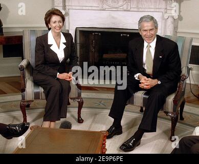 Präsident George W. Bush trifft sich am 9. November 2006 im Oval Office des Weißen Hauses in Washington DC, USA, mit der demokratischen Präsidentin des Repräsentantenhauses, Rep. Nancy Pelosi (D-CA). Bush und Vizepräsident Cheney trafen sich mit der demokratischen Führung des Repräsentantenhauses, nachdem die Demokraten bei den Zwischenwahlen 2006 die Mehrheit gewonnen hatten. Foto von Olivier Douliery/ABACAPRESS.COM Stockfoto