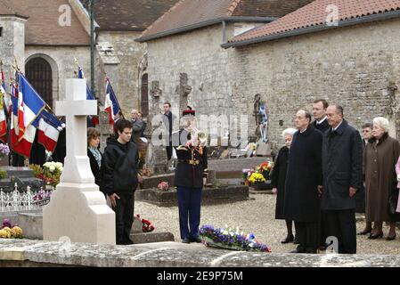 Der französische Präsident Jacques Chirac und an seiner Seite der Sohn des ehemaligen Präsidenten Charles de Gaulle, Admiral Philippe de Gaulle, Mitte, Und de Gaulles Tochter Elisabeth de Boissieu, links, steht am Grab von Charles de Gaulle auf dem Friedhof Colombey les Deux Eglises, Ostfrankreich, am 9. November 2006, am 36th. Todestag. Foto von Bernard Bisson/ABACAPRESS.COM Stockfoto