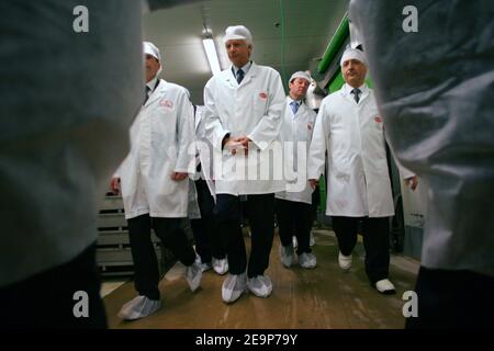 Der französische Premierminister Dominique de Villepin kündigte am 10. November 2006 bei einem Besuch in der Region Haute Saone in Frankreich Sondermaßnahmen für abgelegene ländliche Gebiete in der Umgebung Frankreichs an. Hier ein Besuch der 'Charcuterie Industrielle Andre Bazin' (ein Industriedelikatessenkomplex) in Breuches les Luxeuil. Photo Pool/ABACAPRESS.COM Stockfoto