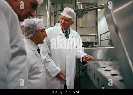 Der französische Premierminister Dominique de Villepin kündigte am 10. November 2006 bei einem Besuch in der Region Haute Saone in Frankreich Sondermaßnahmen für abgelegene ländliche Gebiete in der Umgebung Frankreichs an. Hier ein Besuch der 'Charcuterie Industrielle Andre Bazin' (ein Industriedelikatessenkomplex) in Breuches les Luxeuil. Photo Pool/ABACAPRESS.COM Stockfoto