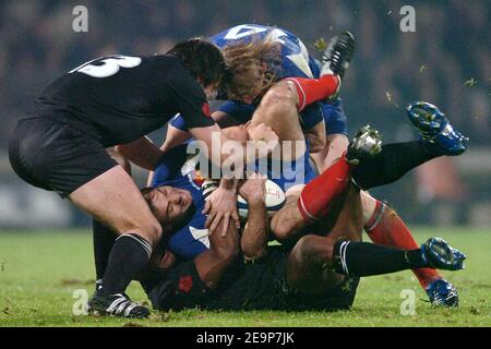 Joe Rokokoko von Neuseeland und Christophe Dominici von Frankreich beim Rugby-Testspiel, Frankreich gegen Neuseeland am 11. November 2006 im Gerland-Stadion in Lyon, Frankreich. Neuseeland gewann 47-3. Foto von Nicolas Gouhier/Cameleon/ABACAPRESS.COM Stockfoto