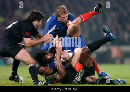 Joe Rokokoko von Neuseeland und Christophe Dominici von Frankreich beim Rugby-Testspiel, Frankreich gegen Neuseeland am 11. November 2006 im Gerland-Stadion in Lyon, Frankreich. Neuseeland gewann 47-3. Foto von Nicolas Gouhier/Cameleon/ABACAPRESS.COM Stockfoto