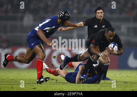 Der Neuseeländer Joe Rokocoko in Aktion beim Rugby-Testspiel, Frankreich gegen Neuseeland am 11. November 2006 im Gerland-Stadion in Lyon, Frankreich. Neuseeland gewann 47-3. Foto von Christian Liewig/ABACAPRESS.COM Stockfoto