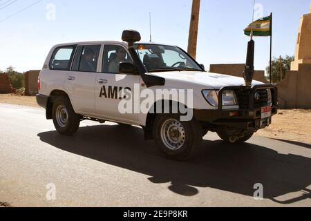 Der französische Außenminister Philippe Douste-Blazy in einem Auto von AMIS in Al Facher in Darfur, Sudan, 13. November 2006. Foto von Jean-Jacques Datchary/ABACAPRESS.COM Stockfoto