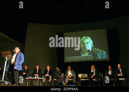 Robert Redeker (französischer Philosophielehrer, der nach kontroversen Äußerungen über den Propheten Muhammad gezwungen wurde, sich zu verstecken und Morddrohungen erhielt) am 15. november 2006 in der Mermoz Hall in Toulouse, Frankreich. Foto von Manuel Blondau/ABACAPRESS.COM. Stockfoto