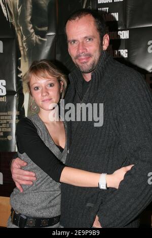 EXKLUSIV. Der französische Schauspieler Christian Vadim und seine Freundin besuchen am 15. November 2006 die Premiere von "The Dived" im Planet Hollywood in Paris, Frankreich. Foto von Benoit Pinguet/ABACAPRESS.COM Stockfoto