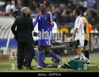 Frankreichs Trainer Raymond Domenech gratuliert Kapitän Patrick Vieira beim Internationalen Freundschaftsspiel, Frankreich gegen Griechenland beim Stade de France, in Paris, Frankreich am 15. November 2006. Frankreich gewann 1-0. Foto von Christian Liewig/ABACAPRESS.COM Stockfoto