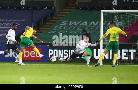 Liberty Stadium, Swansea, Glamorgan, Großbritannien. Februar 2021, 5th. English Football League Championship Football, Swansea City versus Norwich City; Jake Bidwell of Swansea City Blocks Onel Hernandez of Norwich City's SHOT Credit: Action Plus Sports/Alamy Live News Stockfoto