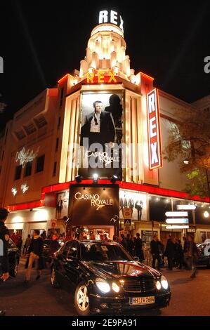 Atmosphäre bei der Premiere des neuen 007 'Casino Royale' im Grand Rex Theater in Paris, Frankreich, am 17. November 2006. Foto von Khayat-Nebinger/ABACAPRESS.COM Stockfoto