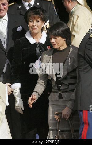 Prinzessin Caroline von Hannover und Prinzessin Stephanie von Monaco verlassen die Kathedrale von Monaco am 19. November 2006, nach der traditionellen Messe im Rahmen der Feierlichkeiten zum Nationalfeiertag. Foto von Nebinger-Orban/ABACAPRESS.COM Stockfoto