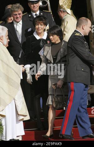 Prinzessin Caroline von Hannover und Prinzessin Stephanie von Monaco verlassen die Kathedrale von Monaco am 19. November 2006, nach der traditionellen Messe im Rahmen der Feierlichkeiten zum Nationalfeiertag. Foto von Nebinger-Orban/ABACAPRESS.COM Stockfoto