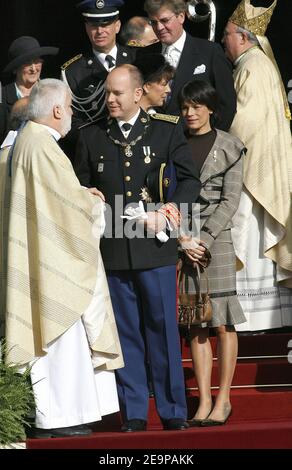 Prinz Albert II. Und Prinzessin Stephanie von Monaco verlassen die Kathedrale von Monaco am 19. November 2006, nach der traditionellen Messe im Rahmen der Feierlichkeiten zum Nationalfeiertag. Foto von Nebinger-Orban/ABACAPRESS.COM Stockfoto