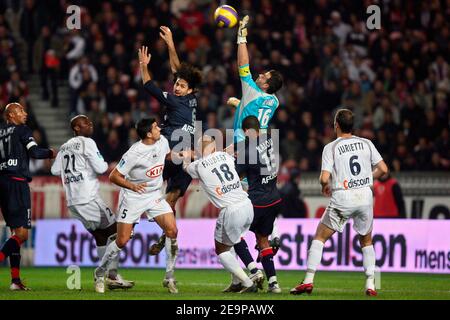 PSG's Mario Yepes und Bordeaux's Ulrich Rame während des französischen Fußballspiels der ersten Liga Paris Saint-Germain gegen Girondins de Bordeaux am 18. November 2006 im Parc des Princes in Paris, Frankreich. Bordeaux gewann 1-0. Foto von Mehdi Taamallah/Cameleon/ABACAPRESS.COM Stockfoto