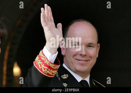 File photo : Prinz Albert II von Monaco nimmt vom Balkon des Palastes an der Standardfreisetzungszeremonie und der Militärparade auf dem Palastplatz in Monaco Teil, die im Rahmen der Feierlichkeiten zum Nationalfeiertag am 19. November 2006 stattfindet. Am 11. Juli 2015 wird im Fürstentum das 10th-jährige Jubiläum von Fürst Albert II. Gefeiert. Foto von Nebinger-Orban/ABACAPRESS.COM Stockfoto