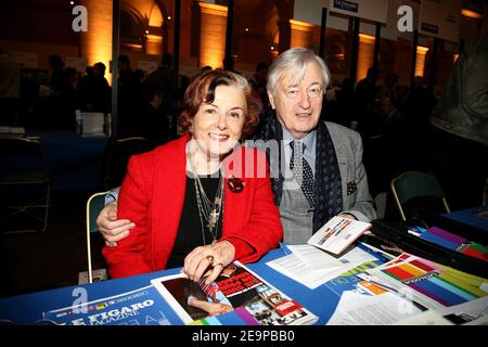 Französische Autoren Frederique Hebrard und ihr Mann der französische Schauspieler Louis Velle posieren während der Buchmesse 'La fete du livre', die vom Figaro Magazin im Palais Brongniart in Paris am 19. November 2006 organisiert wurde.Foto von Denis Guignebourg/ABACAPRESS.COM Stockfoto