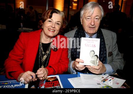 Französische Autoren Frederique Hebrard und ihr Mann der französische Schauspieler Louis Velle posieren während der Buchmesse 'La fete du livre', die vom Figaro Magazin im Palais Brongniart in Paris am 19. November 2006 organisiert wird.Foto von Denis Guignebourg/ABACAPRESS.COM Stockfoto