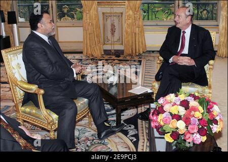 Der französische Präsident Jacques Chirac empfängt am 22. November 2006 im Elysee-Palast in Paris den Verteidigungsminister Saudi-Arabiens, Prinz bin Sultan Abdelaziz al Saoud. Foto von Samson Thomas/Pool/ABACAPRESS.COM Stockfoto