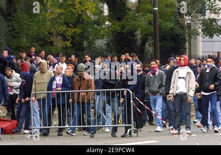 File picture of heated Exchange between Supporters and Police Forces during Paris-St-Germain/Olympique de Marseille Soccer game. Paris, Frankreich am 26. Oktober 2002. Ein französischer Polizist hat einen Fußballfan von Paris-Saint Germain erschossen und getötet, inmitten scheinbar rassistischer Gewalt, die der Niederlage des Teams durch die israelische Seite Hapoel Tel-Aviv am 23. November 2006 in Paris, Frankreich, folgte.der namenlose Polizist, Der Freitagmorgen in Gewahrsam war, feuerte seine Pistole am späten Donnerstag in eine drohende Menschenmenge in der Nähe des Parc des Princes-Stadions, nachdem er versucht hatte, einen israelischen Fan vor Angriffen, Polizei und geistesfeindlichen Angriffen zu schützen Stockfoto