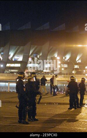 File picture of heated Exchange between Supporters and Police Forces during Paris-St-Germain/Olympique de Marseille Soccer game. Paris, Frankreich am 26. Oktober 2002. Ein französischer Polizist hat einen Fußballfan von Paris-Saint Germain erschossen und getötet, inmitten scheinbar rassistischer Gewalt, die der Niederlage des Teams durch die israelische Seite Hapoel Tel-Aviv am 23. November 2006 in Paris, Frankreich, folgte.der namenlose Polizist, Der Freitagmorgen in Gewahrsam war, feuerte seine Pistole am späten Donnerstag in eine drohende Menschenmenge in der Nähe des Parc des Princes-Stadions, nachdem er versucht hatte, einen israelischen Fan vor Angriffen, Polizei und geistesfeindlichen Angriffen zu schützen Stockfoto