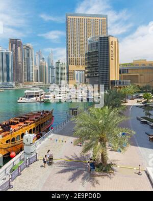 DUBAI, Vereinigte Arabische Emirate - 22. März 2017: Die Promenade von Marina und Yachten. Stockfoto