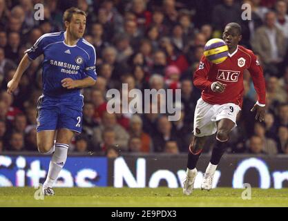 Chelsea's John Terry und Manchester United's Louis Saha während der FA Barclays Premiership, Manchester United gegen Chelsea im Old Trafford Stadion in Manchester, UK am 26. November 2006. Das Spiel endete in einem Unentschieden von 1-1. Foto von Christian Liewig/ABACAPRESS.COM Stockfoto