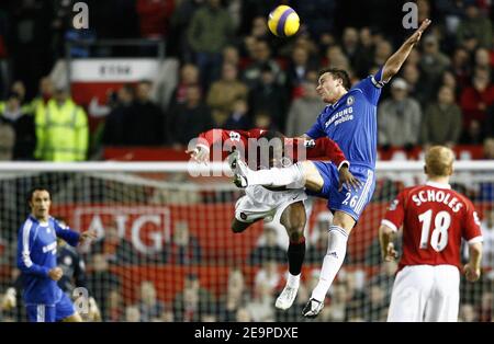 Louis Saha von Manchester United und John Terry von Chelsea kämpfen während der FA Barclays Premiership, Manchester United gegen Chelsea am 26. November 2006 im Old Trafford Stadium in Manchester, Großbritannien, um den Ball. Das Spiel endete in einem Unentschieden von 1-1. Foto von Christian Liewig/ABACAPRESS.COM Stockfoto