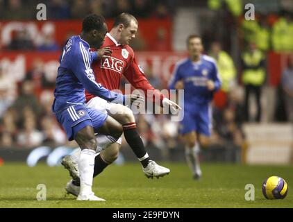 Chelsea's Michael Essien und Manchester United's Wayne Rooney kämpfen um den Ball während der FA Barclays Premiership, Manchester United gegen Chelsea im Old Trafford Stadion in Manchester, UK am 26. November 2006. Das Spiel endete in einem Unentschieden von 1-1. Foto von Christian Liewig/ABACAPRESS.COM Stockfoto