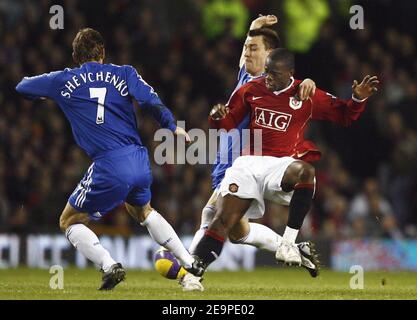 Louis Saha von Manchester United kämpft mit John Terry und Andriy Shevchenko während der FA Barclays Premiership, Manchester United gegen Chelsea am 26. November 2006 im Old Trafford Stadium in Manchester, Großbritannien, um den Ball. Das Spiel endete in einem Unentschieden von 1-1. Foto von Christian Liewig/ABACAPRESS.COM Stockfoto