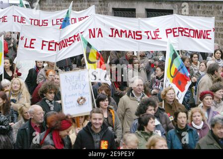 Illustration der Proteste in Paris, Frankreich, über die Gewalt gegen Frauen, am 25. November 2006. Foto von Bernard Bisson/ABACAPRESS.COM Stockfoto