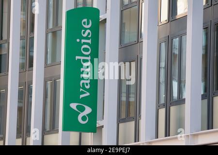 Locarno, Tessin, Schweiz - 16th. Januar 2021 : Vaudoise-Schild an einem Gebäude in Locarno. Stockfoto