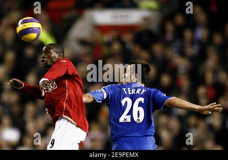 Louis Saha von Manchester United kämpft mit John Terry von Chelsea während der FA Barclays Premiership, Manchester United gegen Chelsea im Old Trafford Stadium in Manchester, Großbritannien am 26. November 2006 um den Ball. Das Spiel endete in einem Unentschieden von 1-1. Foto von Christian Liewig/ABACAPRESS.COM Stockfoto