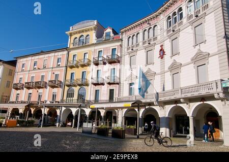 Locarno, Tessin, Schweiz - 16th. Januar 2021 : Blick auf das Rathaus von Locarno und einige historische Gebäude von Locarno in der Schweiz Stockfoto