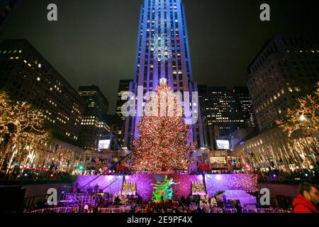 74th jährlicher Blitz des Rockefeller Center Weihnachtsbaums in New York City, NY, USA am 29. November 2006. Der 88 Meter große Baum ist mit 30.000 Lichtern geschmückt und mit einem Swarovski-Kristallstern gekrönt. Foto von Gerald Holubowicz/ABACAPRESS.COM Stockfoto