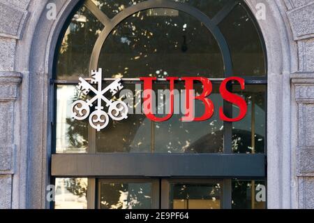 Locarno, Tessin, Schweiz - 16th. Januar 2021 : UBS Bank Schild vor dem Bankbauteil in Locarno, Schweiz Stockfoto