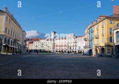 Locarno, Tessin, Schweiz - 16th. Januar 2021 : Blick auf die Piazza Grande und das historische Gebäude von Locarno in der Schweiz Stockfoto