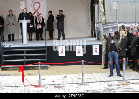 Der französische Präsident Jacques Chirac, Vizepräsident der französischen AIDS-Awareness-Gruppe Sidaction Line Renaud und Sidaction-Mitglied Pierre Berge nehmen am 1. Dezember 2006 an der Einweihung eines Denkmals anlässlich des Welt-Aids-Tages im Garten La Villette in Paris, Frankreich, Teil. Foto von Bernard Bisson/ABACAPRESS.COM Stockfoto