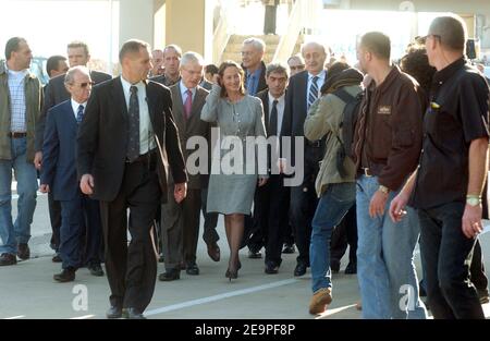 Segolene Royal, die sozialistische Kandidatin für die französische Präsidentschaft, wird am 30. November 2006 vom Drusenführer und Vorsitzenden der Progressiven Sozialisten Partei Libanons, Walid Jumblatt, bei ihrer Ankunft am Beirut International Airport begrüßt. Foto von Julien Motte/ABACAPRESS.COM Stockfoto