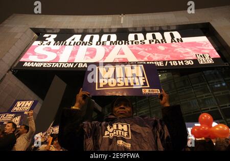 Act-up und andere Verbände demonstrieren am 30. November 2006 in Paris, Frankreich, um zu unterstreichen, dass Kandidaten für die Präsidentschaftswahlen 2007 politische Verantwortung bei der Entwicklung der AIDS-Epidemie haben. Foto von Nicolas Chauveau/ABACAPRESS.COM Stockfoto