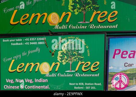 Badami, Karnataka, Indien - 7. November 2013: Nahaufnahme der grünen und gelben Zitronen-Baum-Restaurant-Plakatwand. Stockfoto