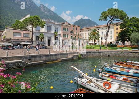 RIVA DEL GARDA, ITALIEN - Juni 6, 2019: Der kleine Hafen am Ufer des Lago di Garda See. Stockfoto