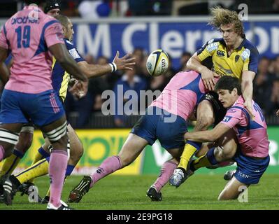 Aurelien Rougerie von Clermont im Einsatz während der französischen Top 14 Rugby Championship, ASM Clermont vs Stade Francais am 2. Dezember 2006 in Paris, Frankreich. Clermont gewann 29-17. Foto von Christian Liewig/ABACAPRESS.COM Stockfoto