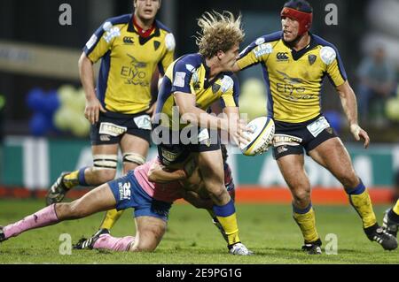 Aurelien Rougerie von Clermont im Einsatz während der französischen Top 14 Rugby Championship, ASM Clermont vs Stade Francais am 2. Dezember 2006 in Paris, Frankreich. Clermont gewann 29-17. Foto von Christian Liewig/ABACAPRESS.COM Stockfoto