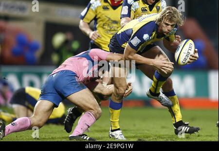 Aurelien Rougerie von Clermont im Einsatz während der französischen Top 14 Rugby Championship, ASM Clermont vs Stade Francais am 2. Dezember 2006 in Paris, Frankreich. Clermont gewann 29-17. Foto von Christian Liewig/ABACAPRESS.COM Stockfoto